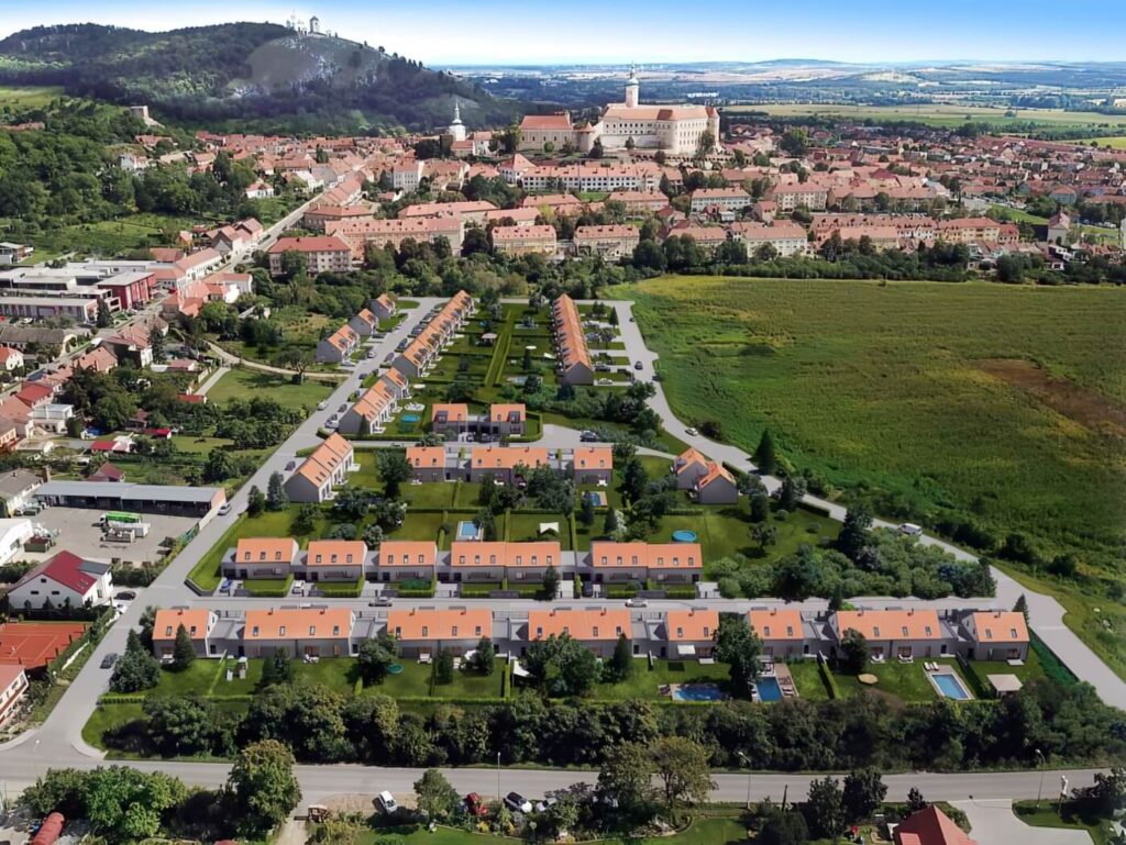 Letecký 3D zákres moderního rodinného domu s bazénem do reálné krajiny s okolní zástavbou a vzrostlou zelení.