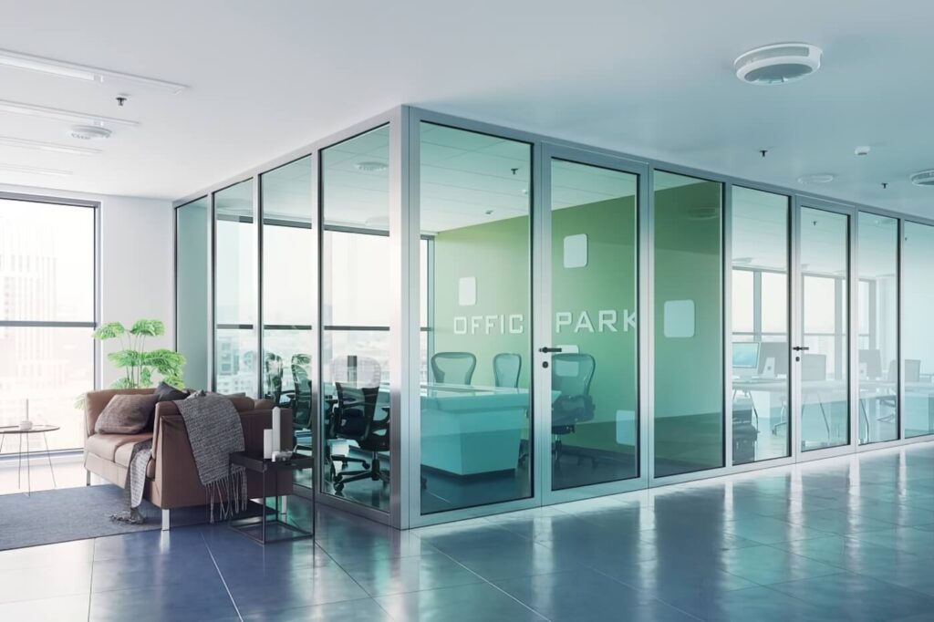 Vizualizace moderního kancelářského interiéru s prosklenými příčkami v hliníkovém rámu a nápisem Office Park.